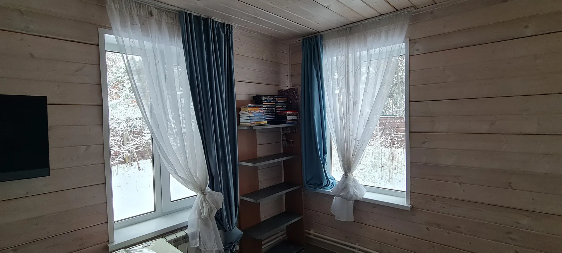 Дом тёплый в любое время года, зима за окном.