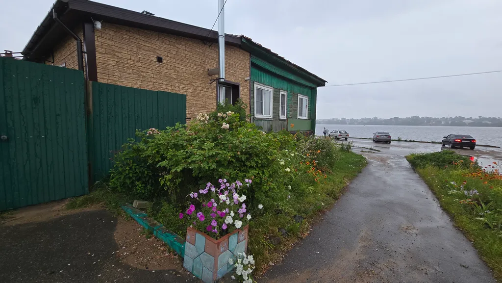 Уютная часть дома на берегу Волги в городе