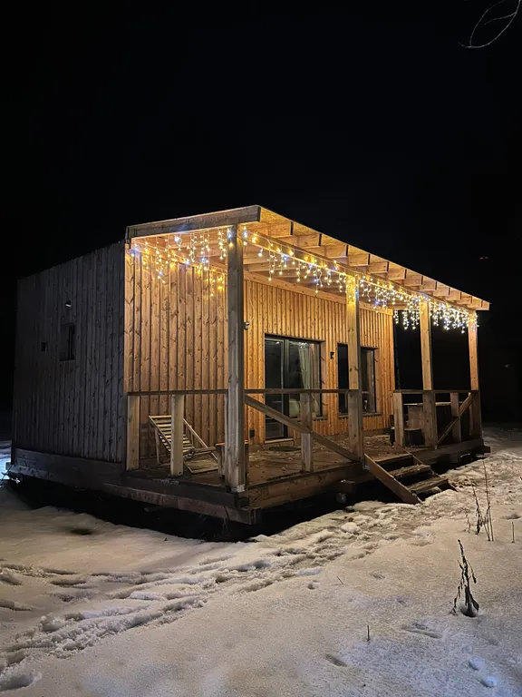 Гостевой дом с панорамными окнами с крытой террасой