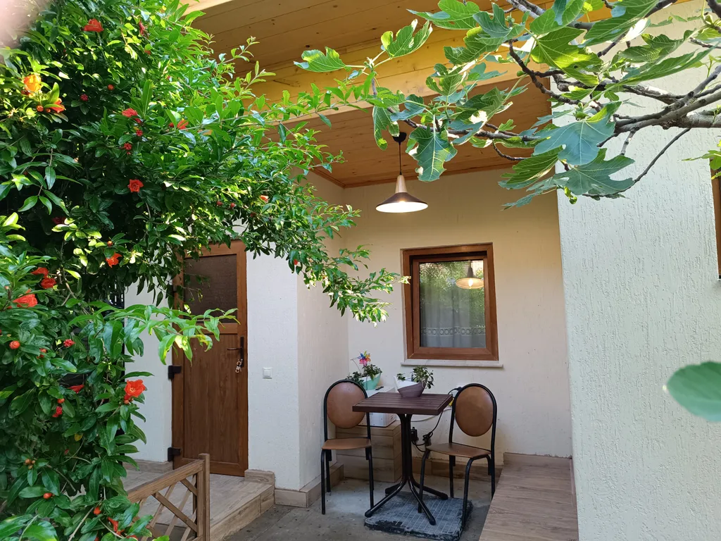 Коттедж Домик для двоих, утопающий в зелени — аренда посуточно в Геленджик