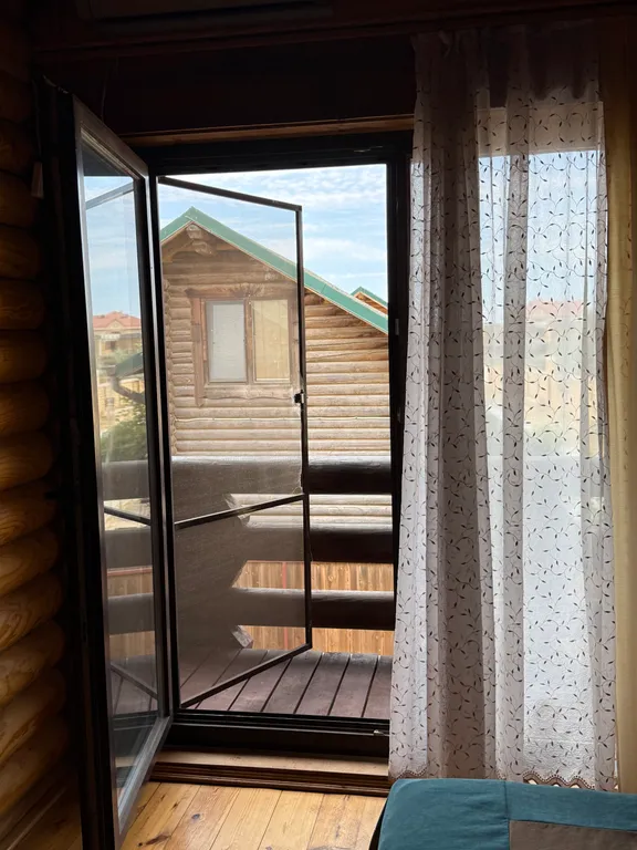 Деревянный домик возле моря