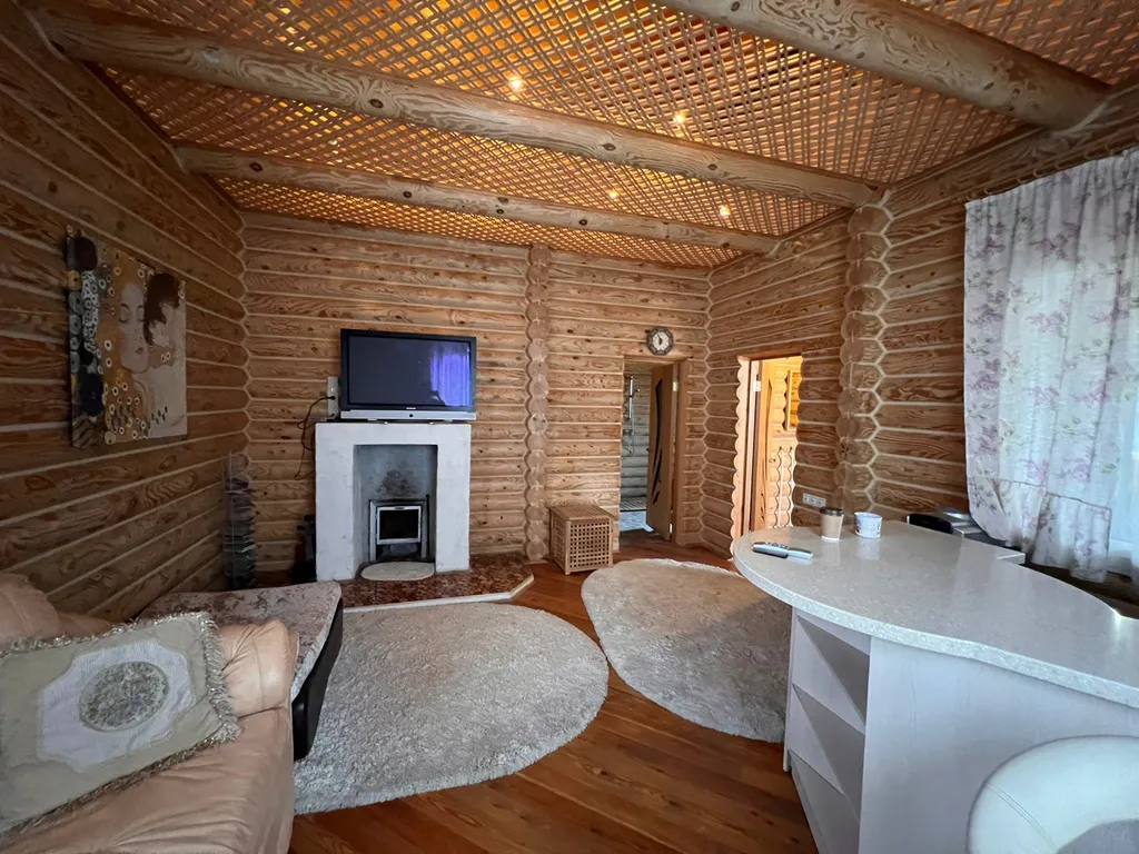 Деревянный коттедж с баней на берегу реки