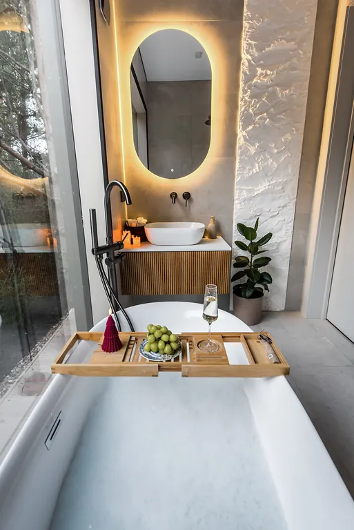 Уютный дом в окружении  леса