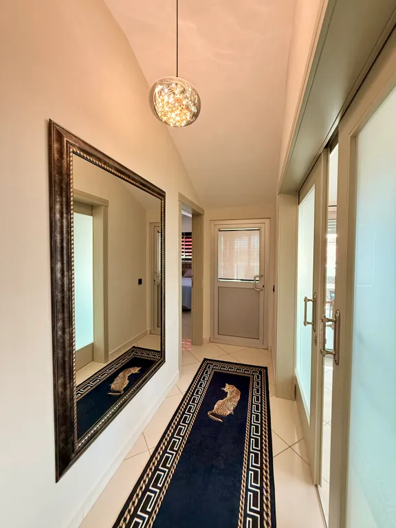 Двухуровневые апартаменты с видом на море и горы