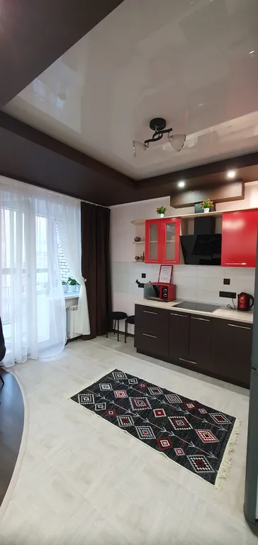 Уютная студия с отдельной спальной зоной, рядом с Иртышом