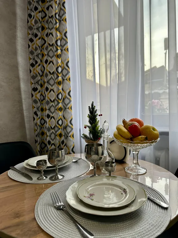 Светлая, чиста квартира в центре Владикавказа. Парковки во дворе  нет.