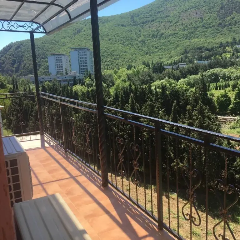 Четырёхместный улучшенный с балконом и видом на Медведь гору