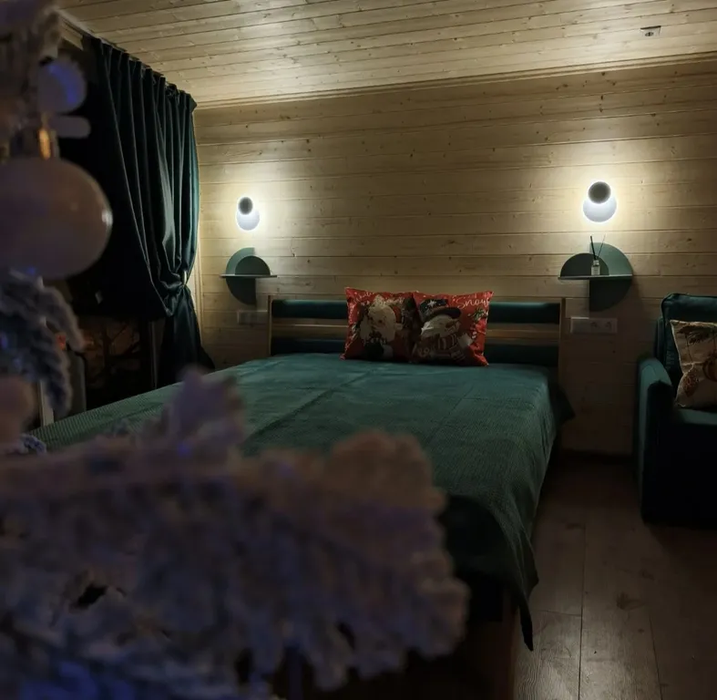 Уютный домик с банным чаном в окружении леса