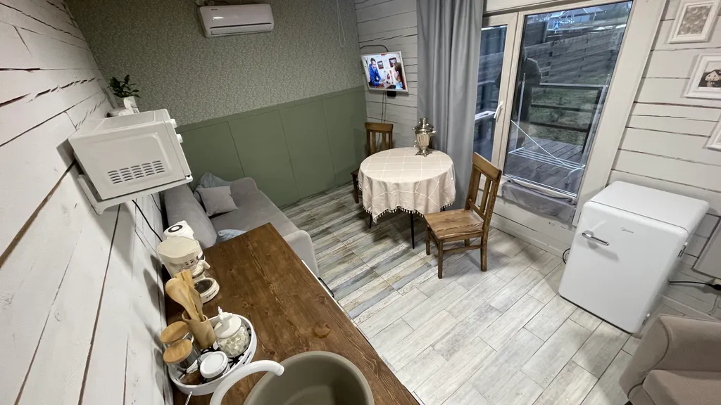 Дом, баня, чан и бассейном во дворе