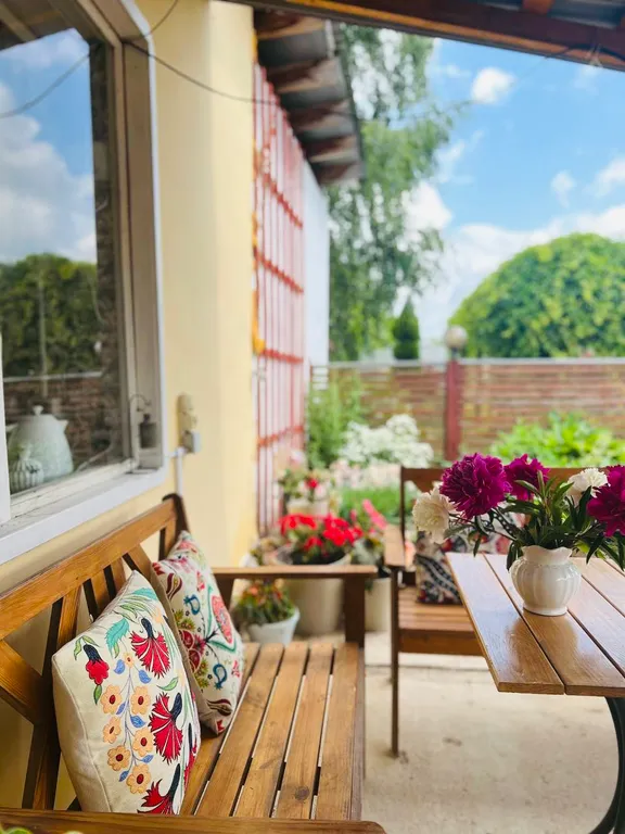 Уютная студия с выходом в сад