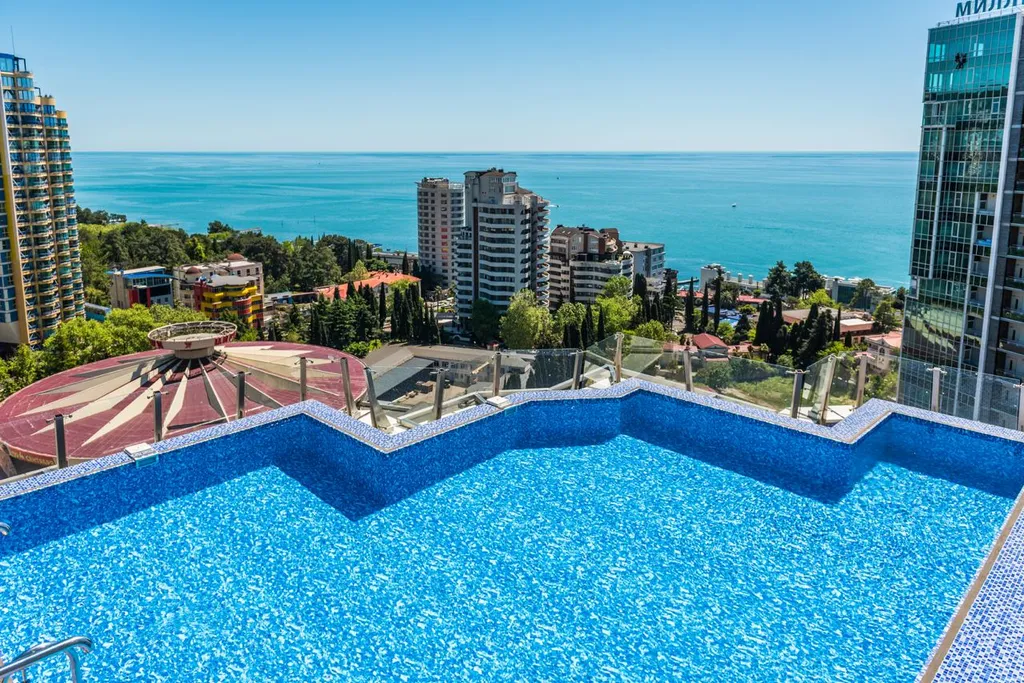 Пентхаус с бассейном и видом на море