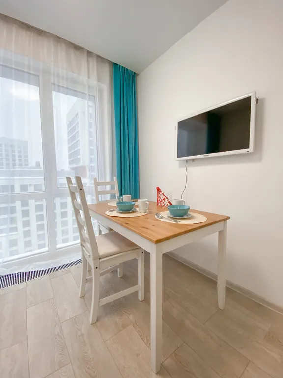 Светлая квартира с панорамными окнами и большой ванной для двоих