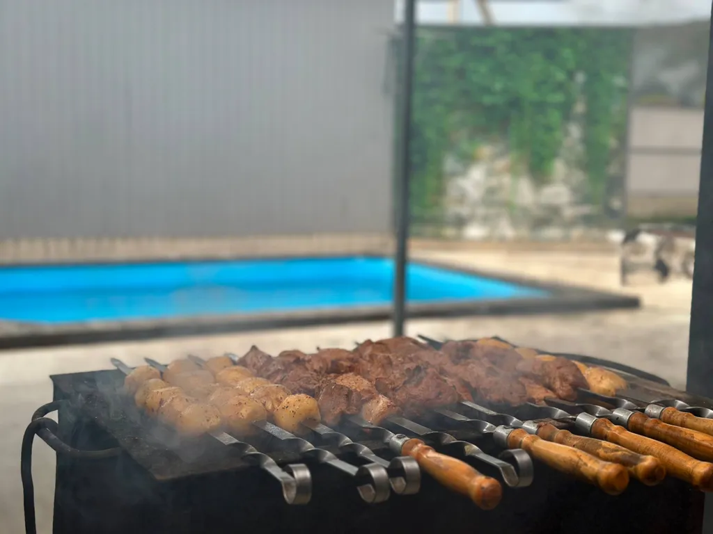 Уютный домик с подогреваемым бассейном для семейного отдыха