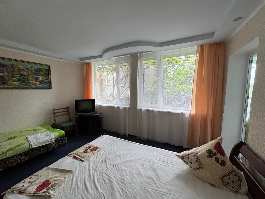 Коттедж Первый этаж дома, до моря 10 минут по прямой — аренда посуточно в Гурзуф