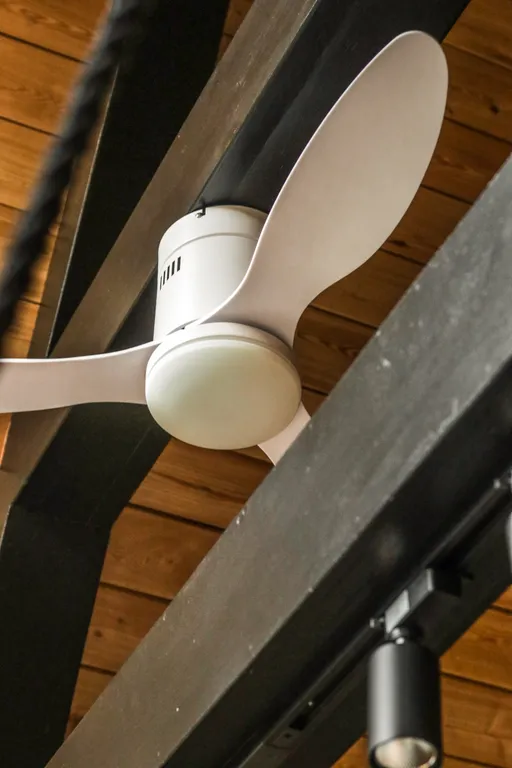 Треугольный домик на склоне горы над ручьём