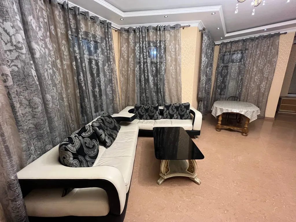 Большой дом в 10 метрах от моря