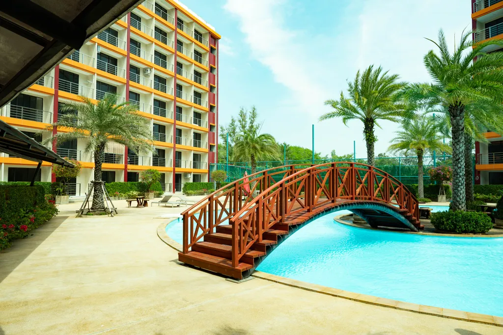 Квартира с большим бассейном и теннисным кортом рядом с пляжем