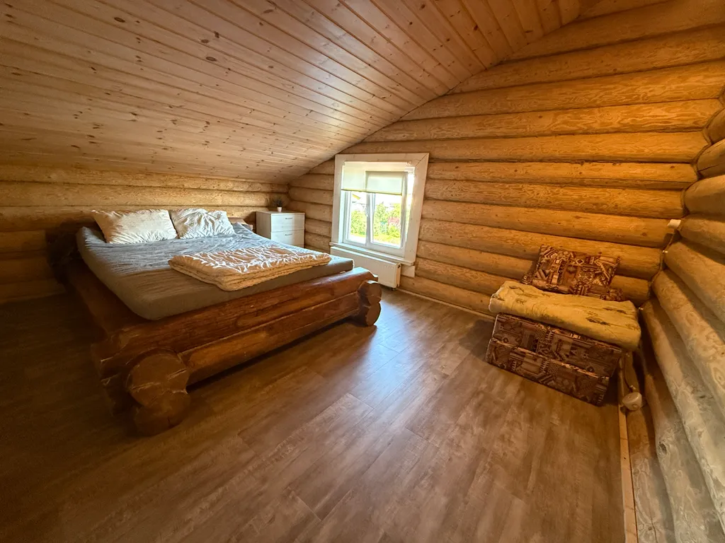 Бревенчатый коттедж с баней и бассейном