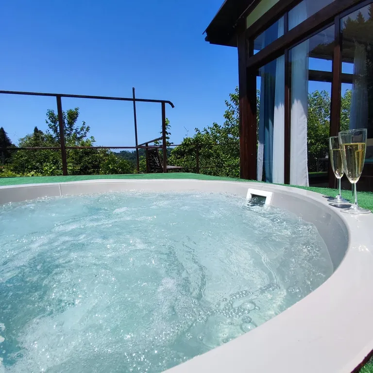 Коттедж с баней и тёплым джакузи — аренда посуточно в Сочи