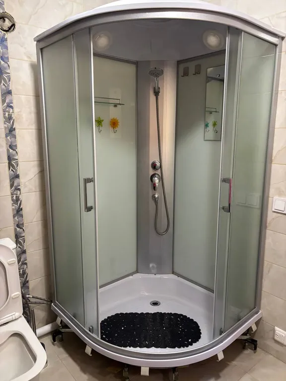 Уютный дом с беседкой на берегу озера