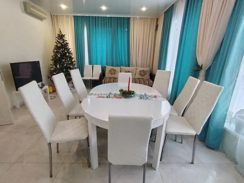 Уютный дом у реки