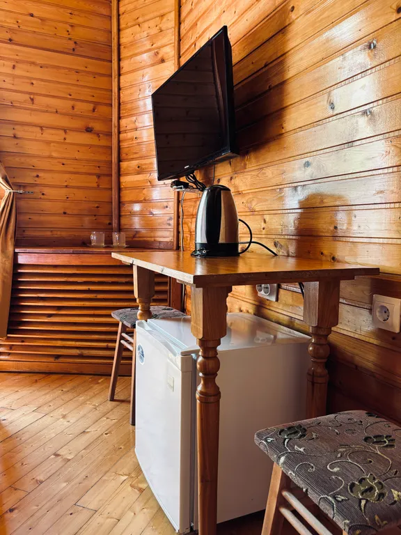 Двухместный деревянный , мансардный номер с не большой кроватью