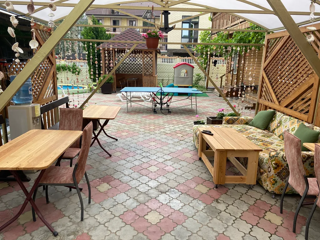 Уютная комната в доме из дерева