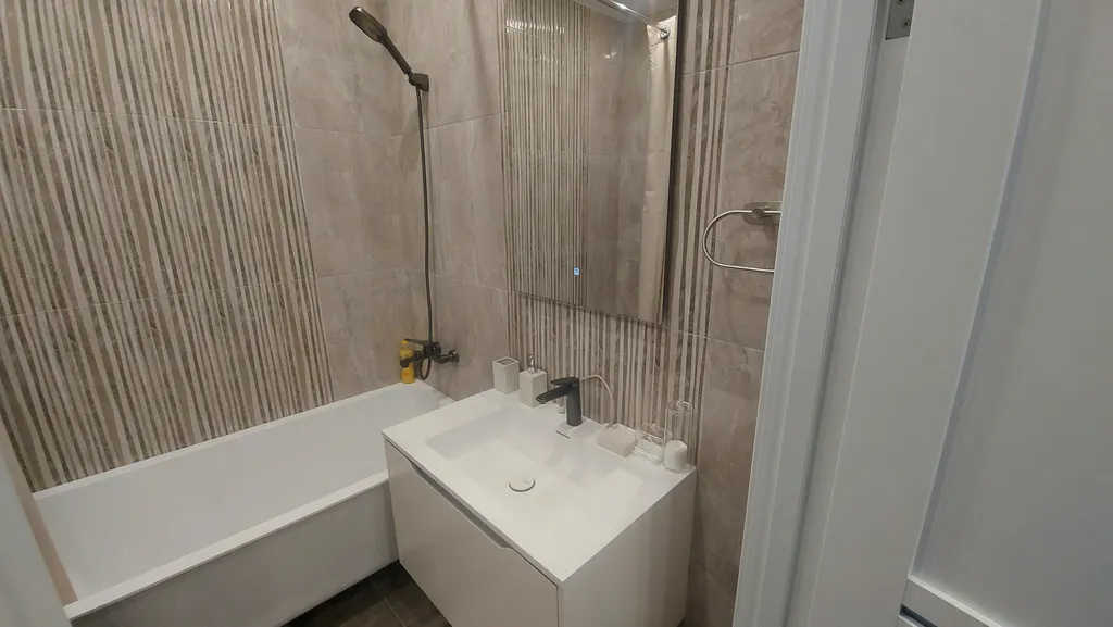 Квартира с видом на город и рощу