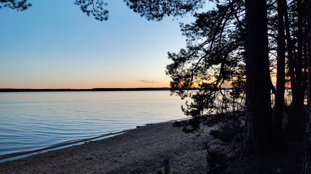 Коттедж Новый дом у озера с бесплатным бильярдом, рядом с турбазой Чайка — Ланино