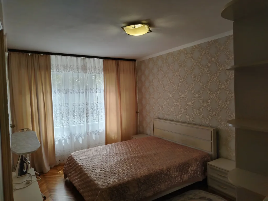 Двухкомнатная квартира на первом этаже в центре Адлера