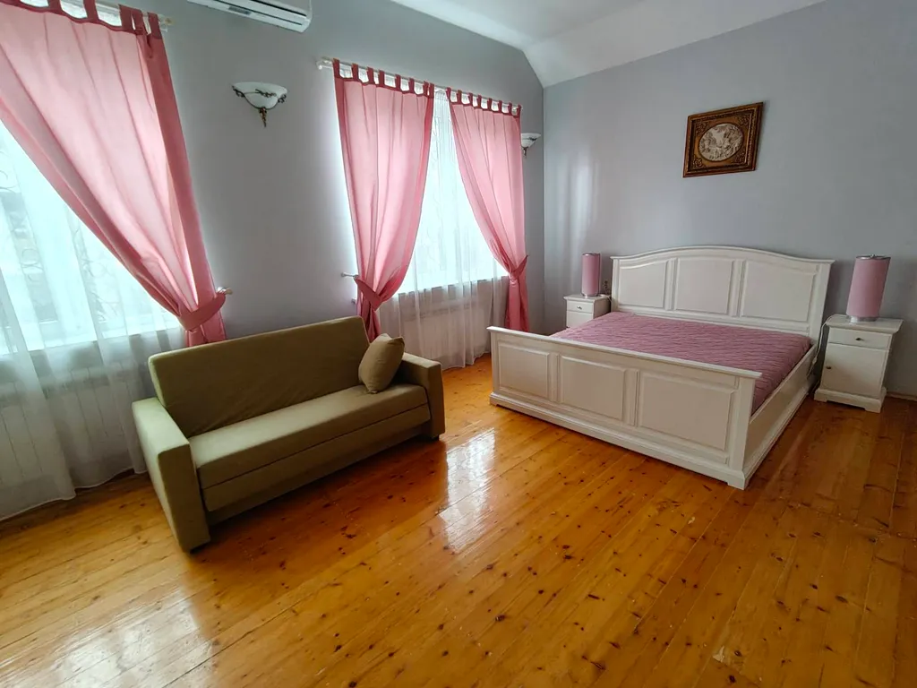 Частный дом с беседкой