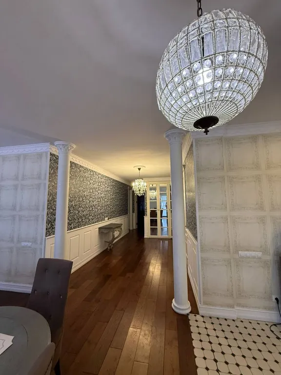 Квартира с видом на горы, город и храм Святого Георгия от Juls Apart