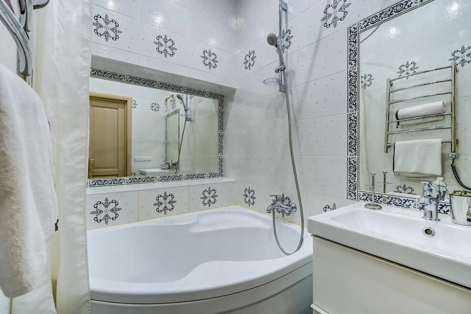 Ванная комната с плиткой в византийском стиле. На электричесом полотенцесушителе всегда можно быстро высушить бельё