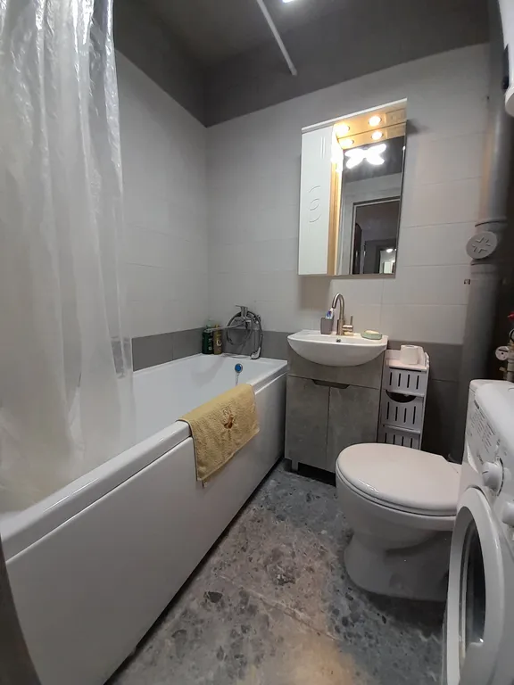 Коричневая студия в центре