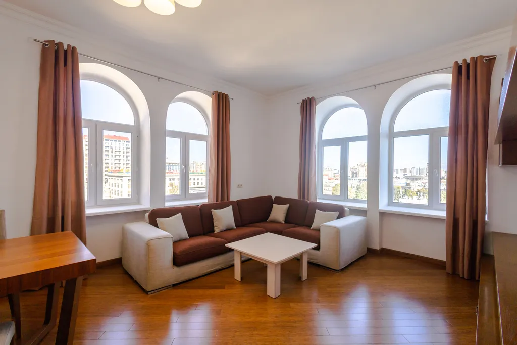 Апартаменты с видом на торговую улицу