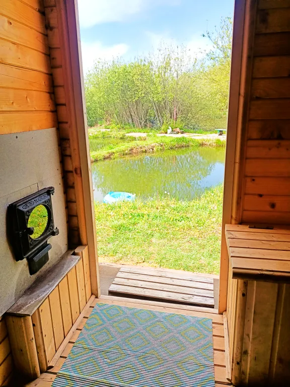 Остров Аннушки - уютные домики у реки