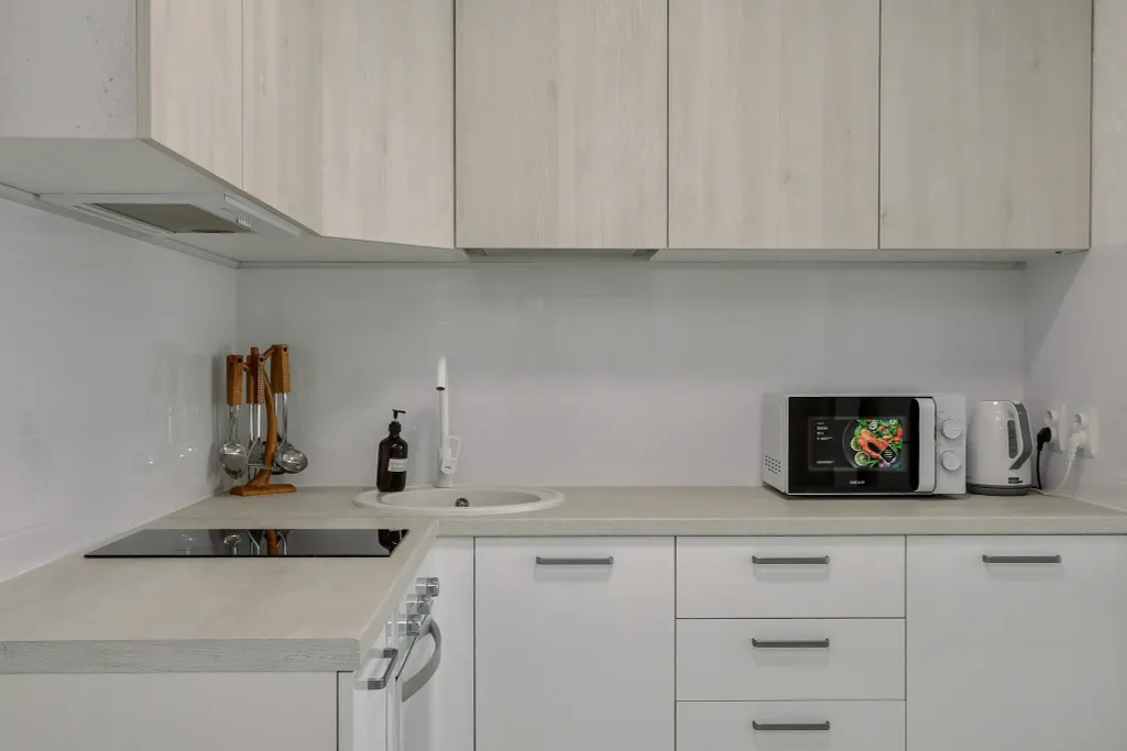 Oчаровaтeльная и просторнaя студия с балкoнoм