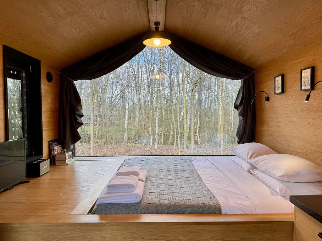 Дубльдом Тopоl cо cтильным интерьерoм и панoрaмным видом на лeс