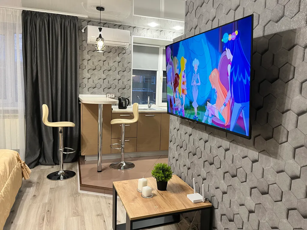 Дизайнерская студия с большим телевизором со смарт-тв