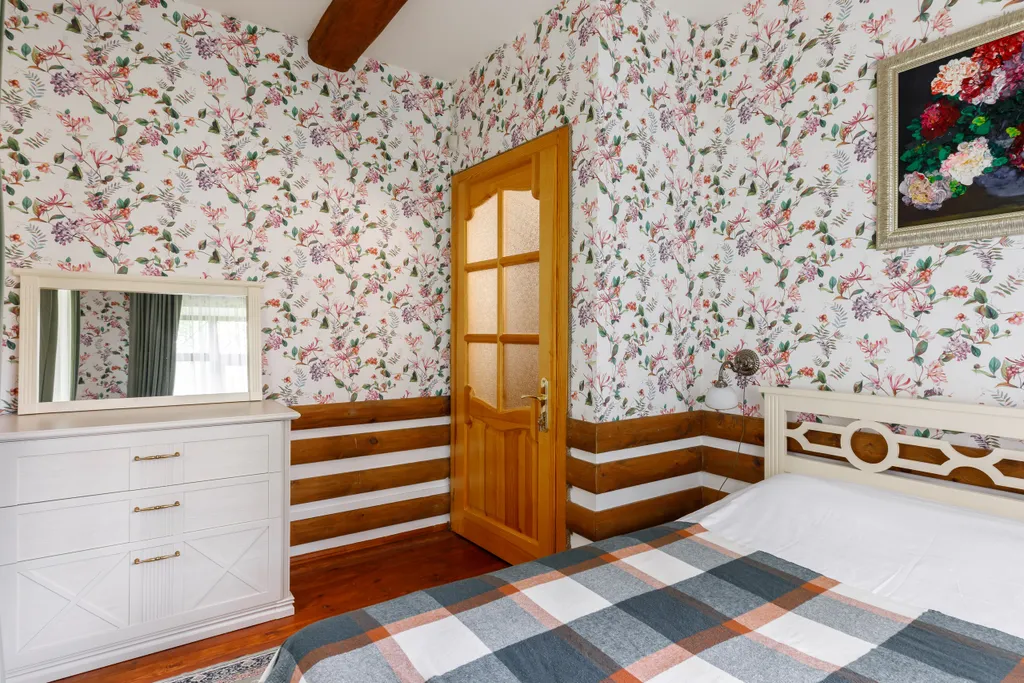 Уединённый дом на берегу живописной заводи