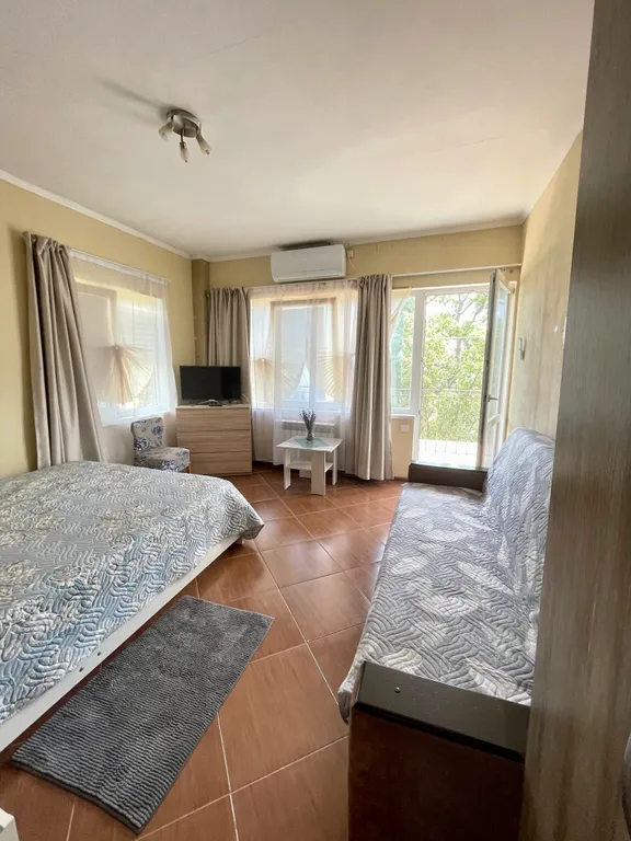 Уютная комната в частном доме со своим двором