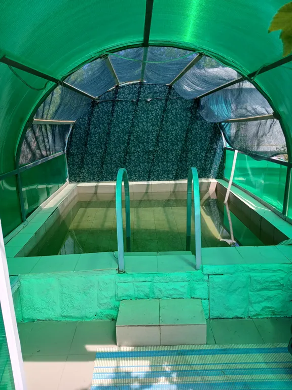 Маленькая комната со спальными местами в частном доме на даче