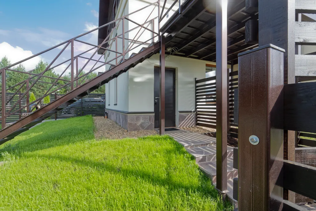 Студия в доме у озера