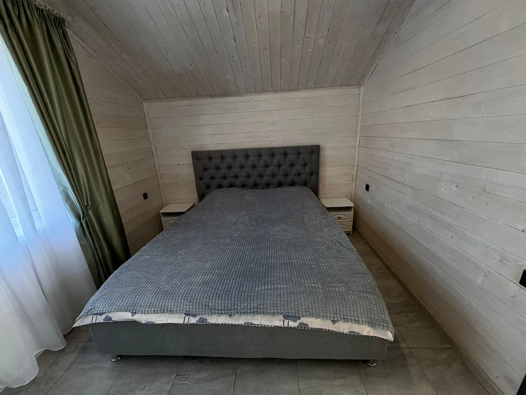 Уютный дом на берегу реки