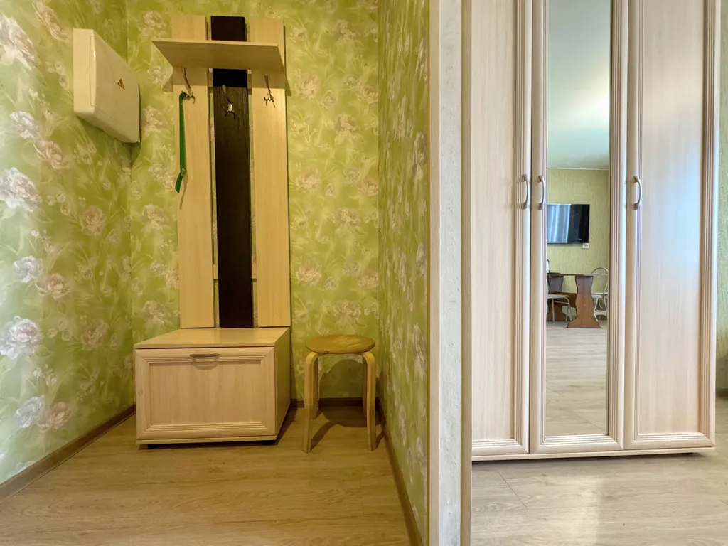 Green Apartment с ванной и большим ТВ