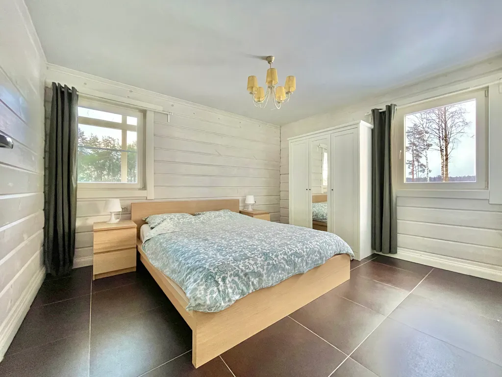 Коттедж с 6 спальнями, сауной и камином