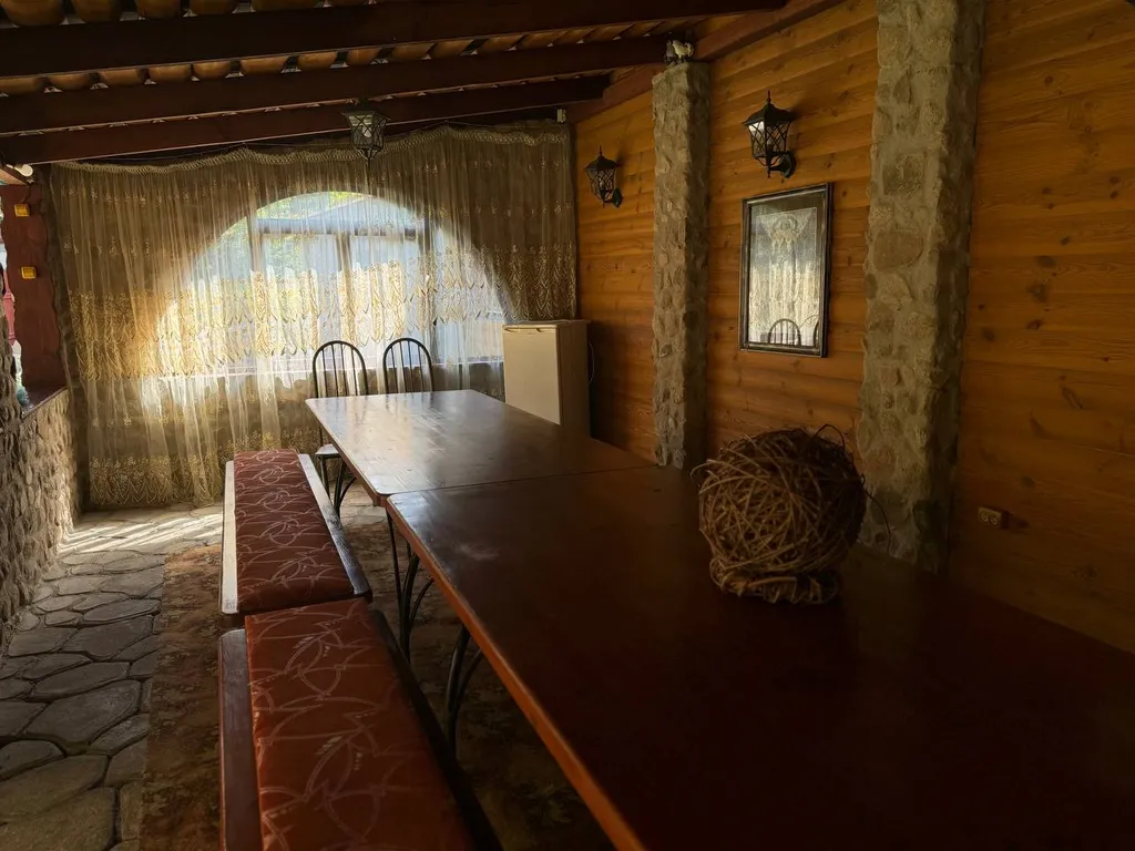 Уютный домик с баней, камином и террасой возле пруда