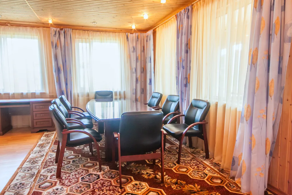 Дом с камином и бильярдом для двух семей