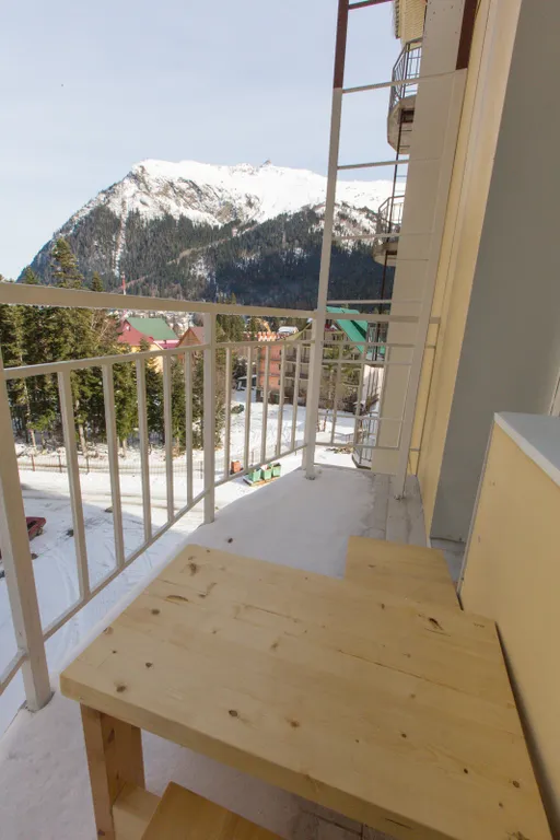 Уютный апартамент с видом на лес и горы.