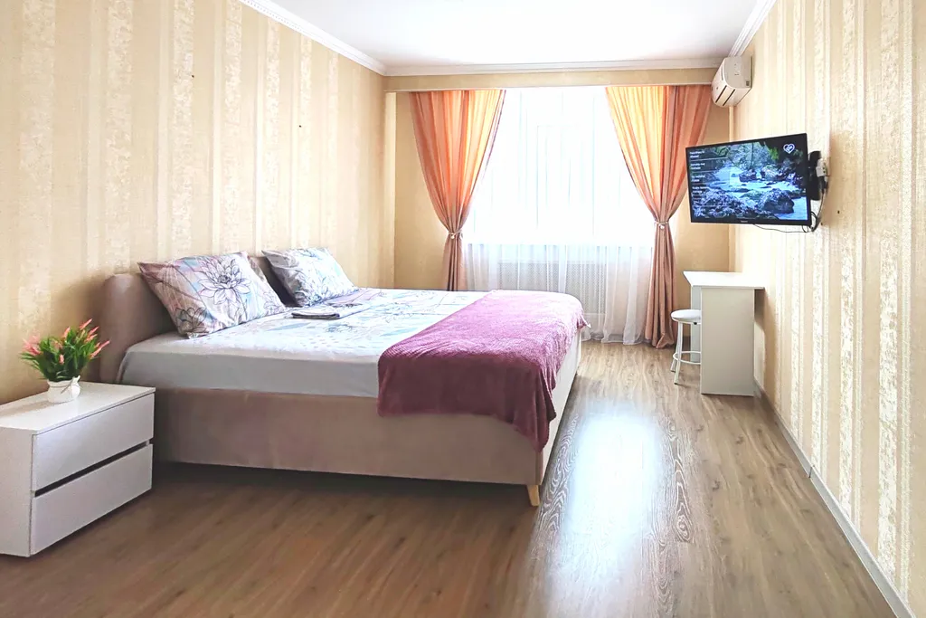 Евротрешка возле ТЦ Кит